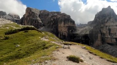 Yüksek İrtifada Görkemli Alp Manzarası - 5K
