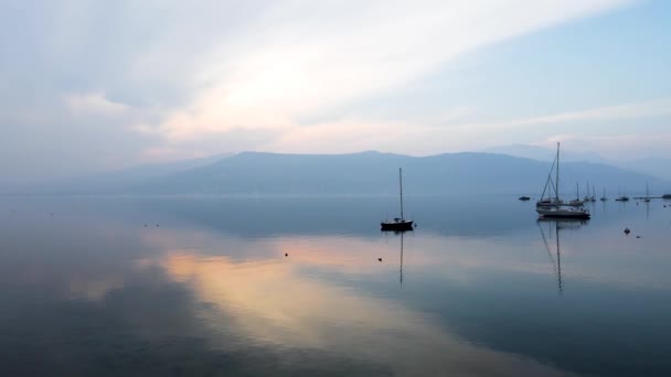 Drone Aéreo Sunset Landscape Lago Com Veleiros — Vídeo de Stock