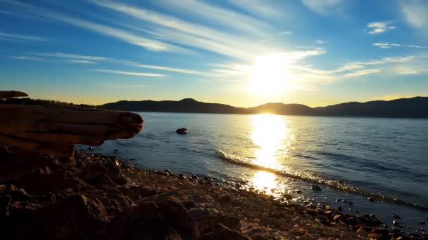 Vinterlandskap Vid Solnedgången Vid Sjön — Stockvideo