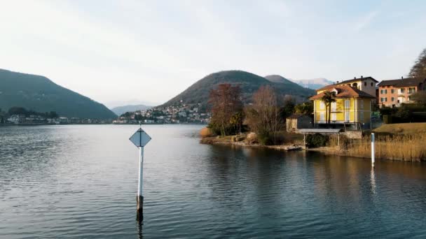 Luchtdrone Zonsondergang Landschap Aan Het Meer Van Lugano — Stockvideo