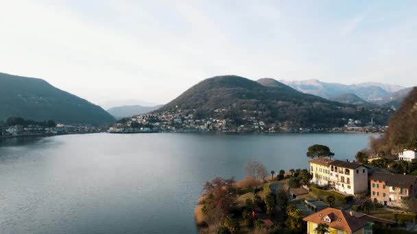 Luchtdrone Zonsondergang Landschap Aan Het Meer Van Lugano — Stockvideo