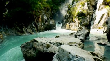 Dolomitlerdeki bir şelalenin alp manzarası - 5K