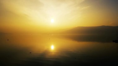  Hava Aracı - Göldeki Günbatımında Meditasyon İçin Rahatlatıcı Manzara