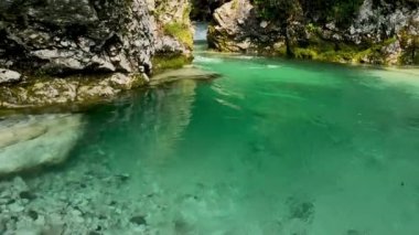 Alplerde Turkuaz Suyla Rahatlatıcı Manzara - 5K