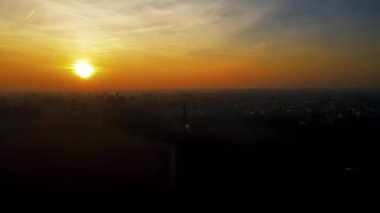 Hava Aracı - Şehrin Üzerinde Günbatımında Rahatlatıcı Manzara