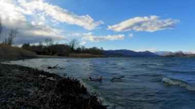 Gölde Rüzgâr ve Bulutlu Manzara - 5K