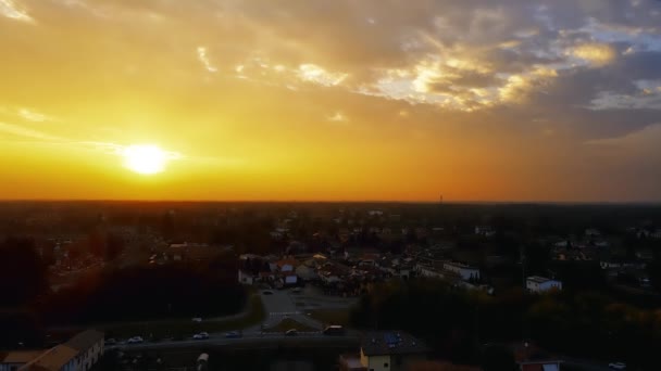 Flygdrönare Landskap Vid Solnedgången Över Staden — Stockvideo