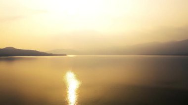  Hava Aracı - Suyun Üzerinde Günbatımında Rahatlatıcı Manzara