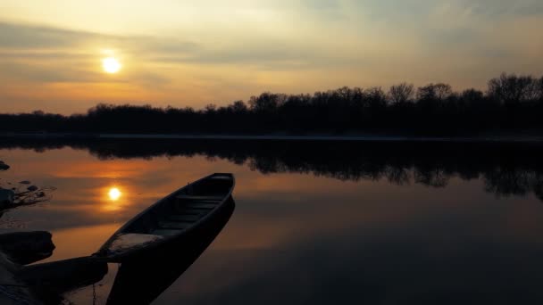 Wiosenny Krajobraz Zachodzie Słońca Nad Rzeką — Wideo stockowe