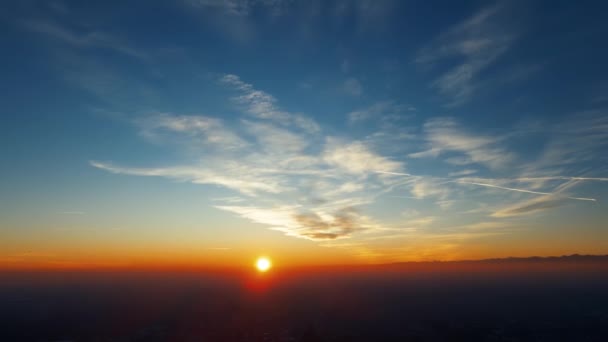 Luchtdrone Zonsondergang Landschap Boven Een Noord Europese Stad — Stockvideo