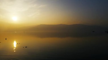 Hava Aracı - Gölde Gün Batımında Sisli Manzara
