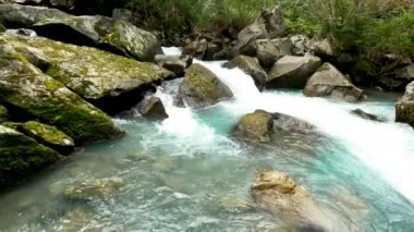 Şelaleli Dolomitlerdeki Alp Manzarası - 5K