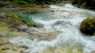 Turkuaz Sulu Alp Manzarası - 5K