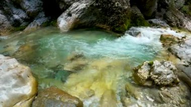 İtalyan Alplerindeki dağ manzarası - 5K