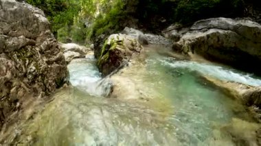İtalya Alplerinde Kanyon ve akarsu manzarası - 5K