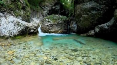 Dolomitlerde Şelale olan bir gölde Alp manzarası - 5K