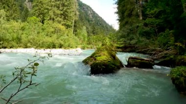  İtalyan Alplerinde Göl manzarası - 5K