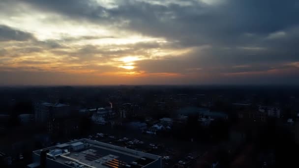 Flygdrönare Landskap Vid Solnedgången Över Staden — Stockvideo