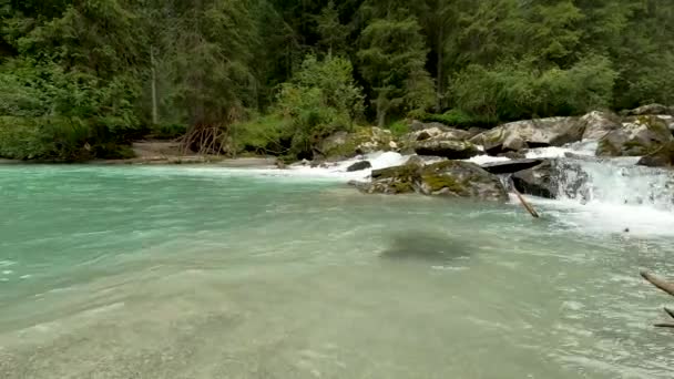 Paisagem Lago Alpino Com Cachoeiras — Vídeo de Stock