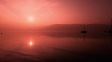  Hava Aracı - Gölde Görkemli Kırmızı Gün Batımı