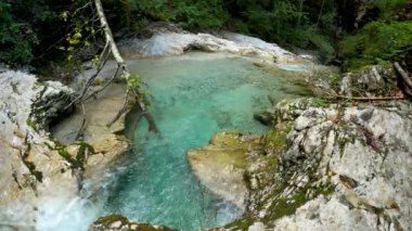 Akıntı ve Turkuaz Suyu ile Dağ Manzarası - 5K