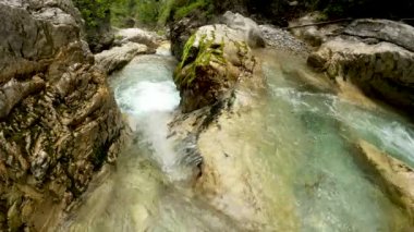 Dolomitlerde Kanyon ve Kristal berrak su ile Alp manzarası - 5K