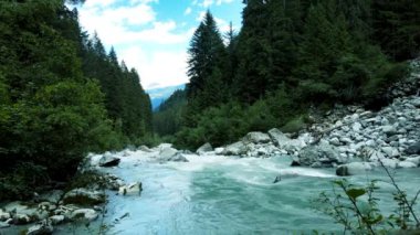 Hava Aracı - Akıntılı Alp manzarası