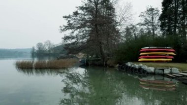 Hava Aracı - Monate Gölü üzerinde kanoları olan manzara