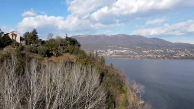 Hava Aracı - Varese Gölü üzerindeki bahar manzarası