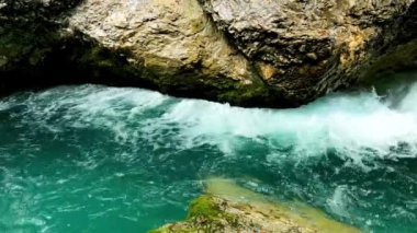  Kanyon ve Yeşil Su ile Alp Manzarası - 5K