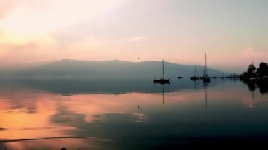  Hava Aracı - Göldeki Günbatımında Kış Manzarası
