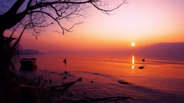Φανταστικό Ηλιοβασίλεμα Τοπίο Στη Λίμνη — Αρχείο Βίντεο