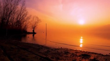  Göldeki Muhteşem Günbatımı Manzarası - 5K