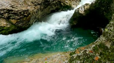 Torrent ve Yeşil Suyla Alp Manzarası - 5K