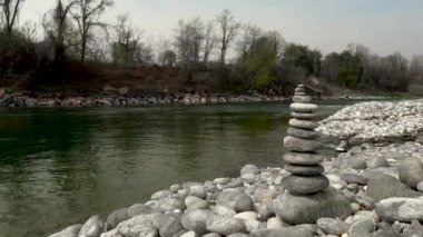 Nehirdeki Bahar Manzarası Taşın Dengelenmesiyle - 5K