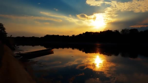 Nehirdeki Günbatımında Yaz Manzarası — Stok video