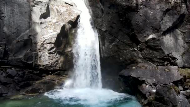 Luchtdrone Langzame Beweging Van Een Waterval Dolomieten — Stockvideo