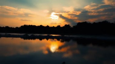 Nehirdeki Muhteşem Günbatımı Manzarası - 5K
