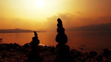 Taş Dengeleme - Göldeki Günbatımında Peyzaj - 5K