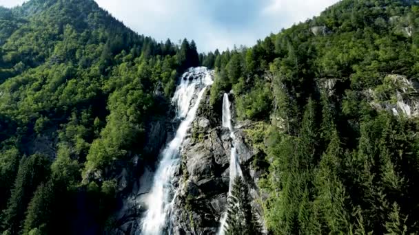 Flygdrönare Alpint Landskap Med Vattenfall — Stockvideo