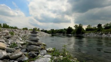  Taş Dengeleme - Yaz Riverside Manzarası - 5K