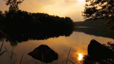 Nehirdeki Günbatımında Yaz Manzarası - 5K