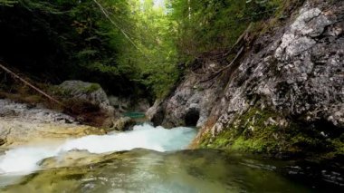 Kanyon ve Yeşil Su 'lu Dolomitler' in akarsu manzarası - 5K