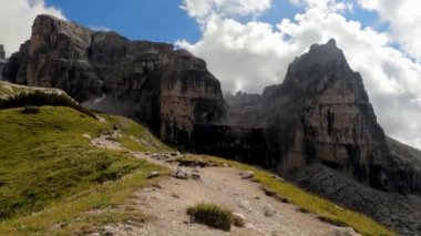 İtalyan Alplerinde yaz manzarası - 5K