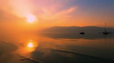 İtalya Leggiuno Gölü üzerindeki Yaz Manzarası - 5K