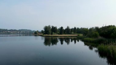 Hava Aracı - Comabbio Gölü üzerindeki bahar manzarası
