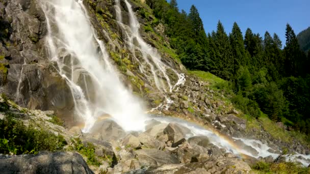 Alpenlandschap Met Regenboog Nardis Watervallen — Stockvideo
