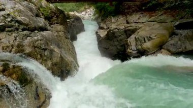  Dolomitler Ormanı 'ndaki akarsu manzarası