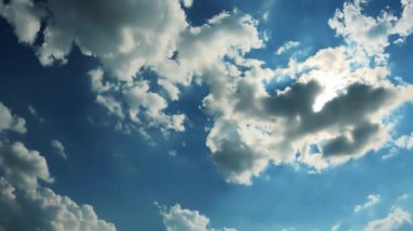 Mavi Gök ve Bulutlu Manzara - 5K