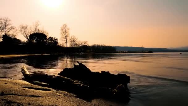 Landschaft Bei Sonnenuntergang Auf Dem Wasser — Stockvideo